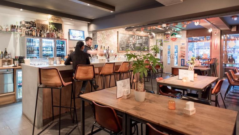 Het interieur van De Biergrill Beeld Marijke Stroucken