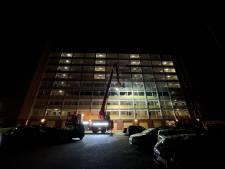Brand in meterkast zorgt voor giftige gassen: tientallen bewoners uit flat in Epe gehaald