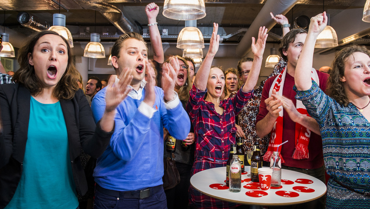 SP'ers juichen bij het zien van de exitpoll. Beeld ANP