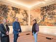 Conservator Geertrui Van Kerkhoven, cultuurschepen Stefaan Vercamer en restaurateur Françoise Vandevyvere bij de gerestaureerde wandtapijten.