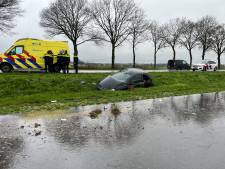 Auto slaat meerdere keren over de kop en belandt in greppel in Azewijn