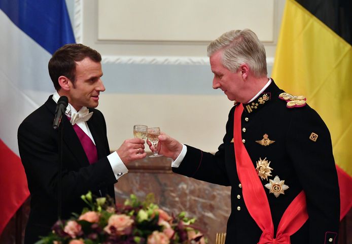 Na zijn speech hieven president Macron (L) en koning Filip het glas op de welvaart van het Belgische volk en een vruchtbare vriendschap.