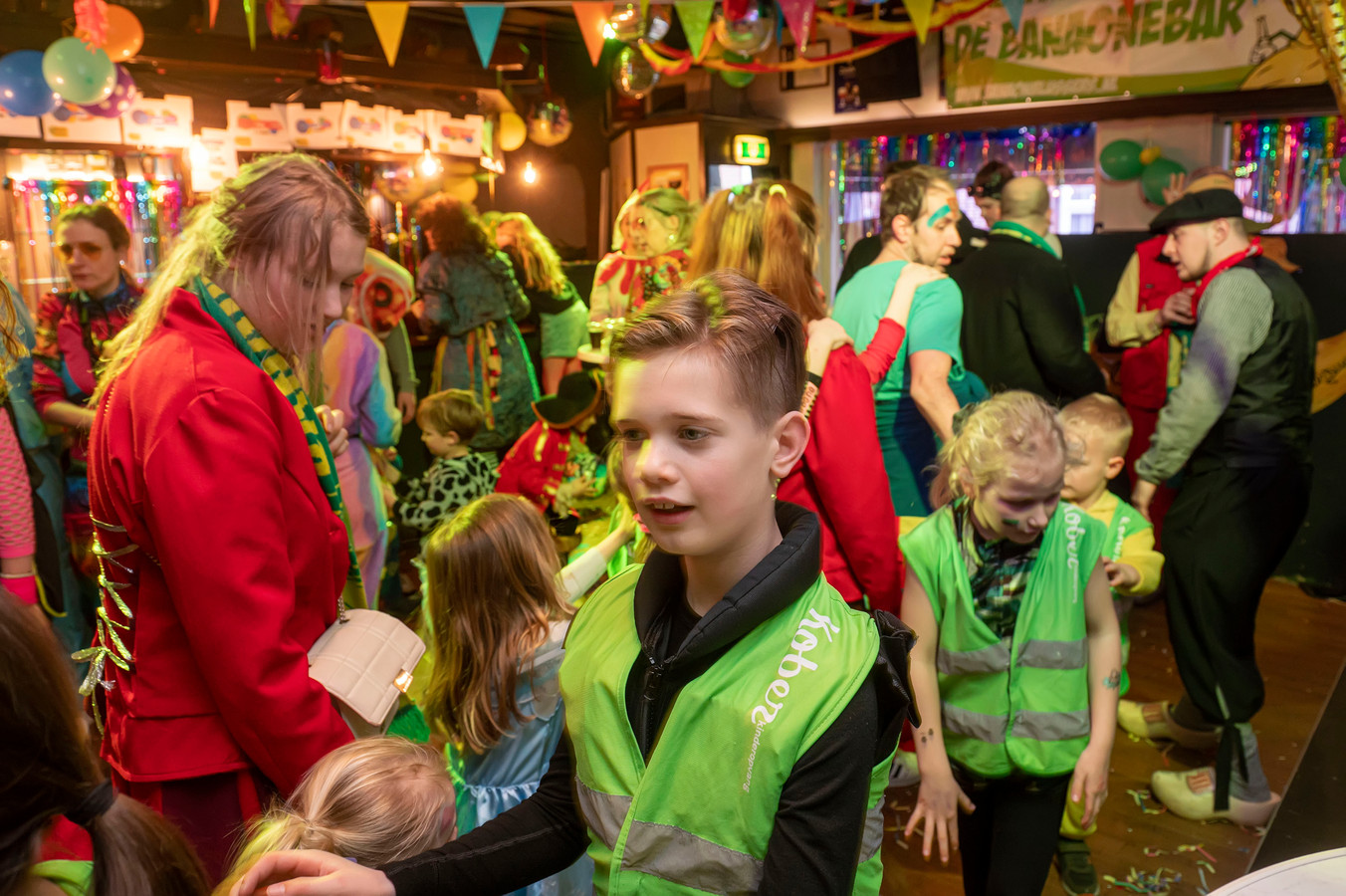 Rutger Reageert Op Een Marktplaats-advertentie Van Een Drijvende Zachte Waterbal Maar Probeert Dan Ondertussen Tamara Te Versieren