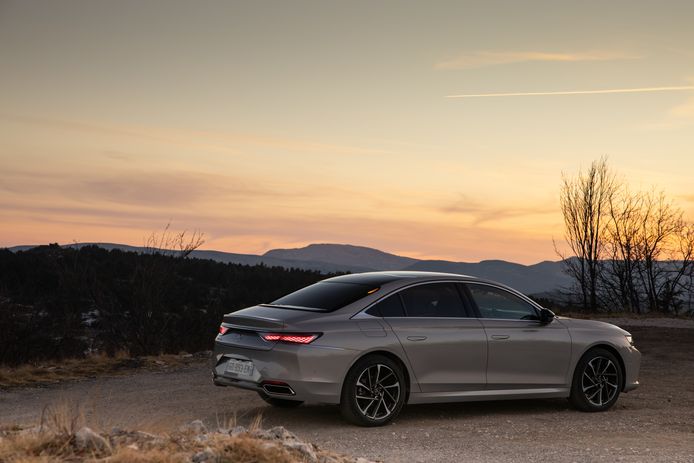 De DS9 geeft een kleine knipoog aan de klassieke Citroën die hem zijn naam gaf: de lichtjes naast de achterruit had de eerste DS uit de jaren 50 ook