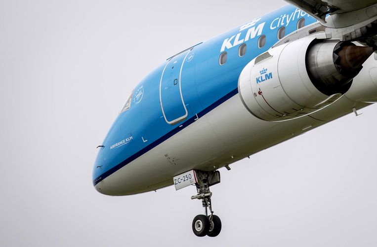 Een KLM-toestel landt op Schiphol. Beeld EPA