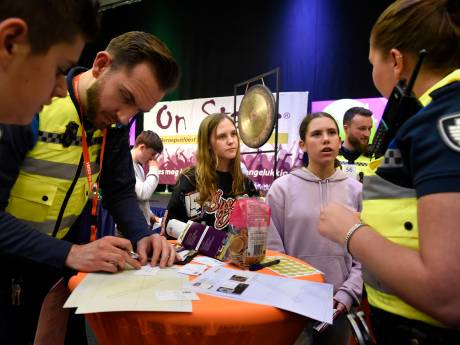 Wat wil je later worden: brandweerman, boa of politieagent? Scholieren steken hun licht op 