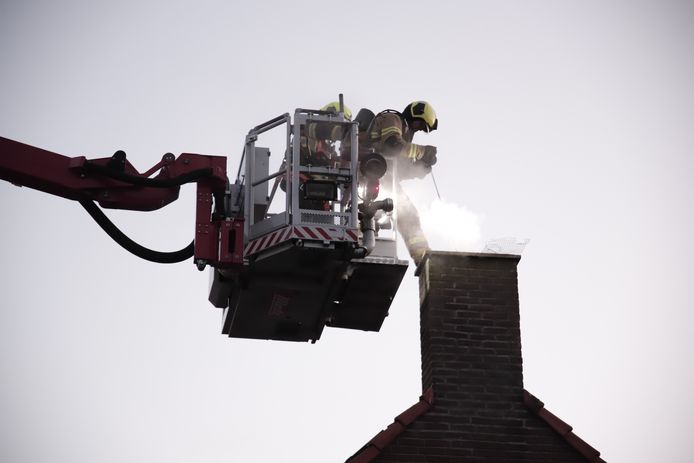 Nadat het vuur in Ven-Zelderheide uit was heeft de brandweer de schoorsteen geveegd om herhaling van een brand te voorkomen.