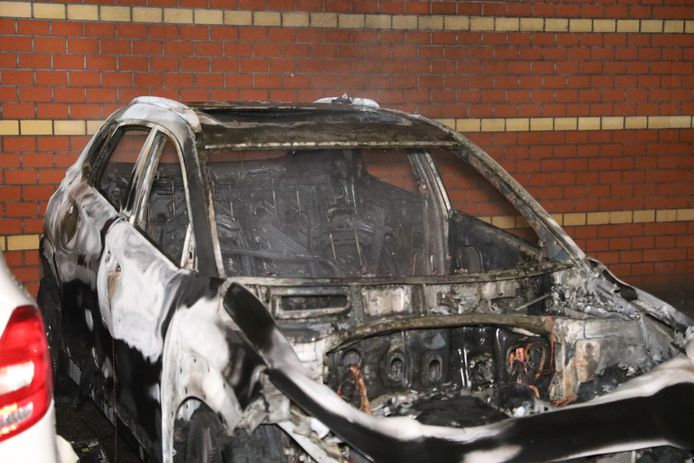 Op het Koraalrood in Zoetermeer heeft rond middernacht een geparkeerde auto in brand gestaan. Een voertuig dat naast het brandende voertuig geparkeerd stond liep ook schade op.