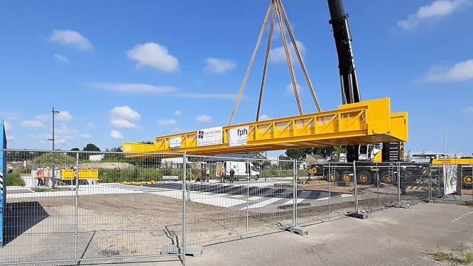 Gele brug ligt nu over de Roosendaalse Vliet: ‘Bijzondere zit 'm in de eenvoud’