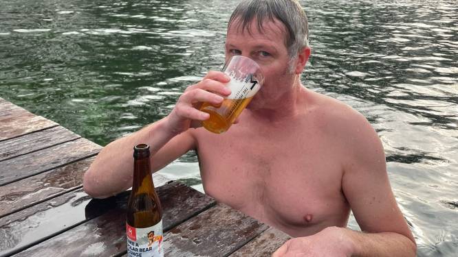 Eerst kopje onder, daarna klinken: ijsberen proeven van nieuwste biertje brouwerij The Musketeers