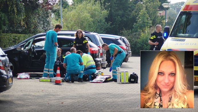 Politie en ambulancemedewerkers op de parkeerplaats van het TweeSteden Ziekenhuis, waar in 2015 Linda van der Giesen werd neergeschoten.