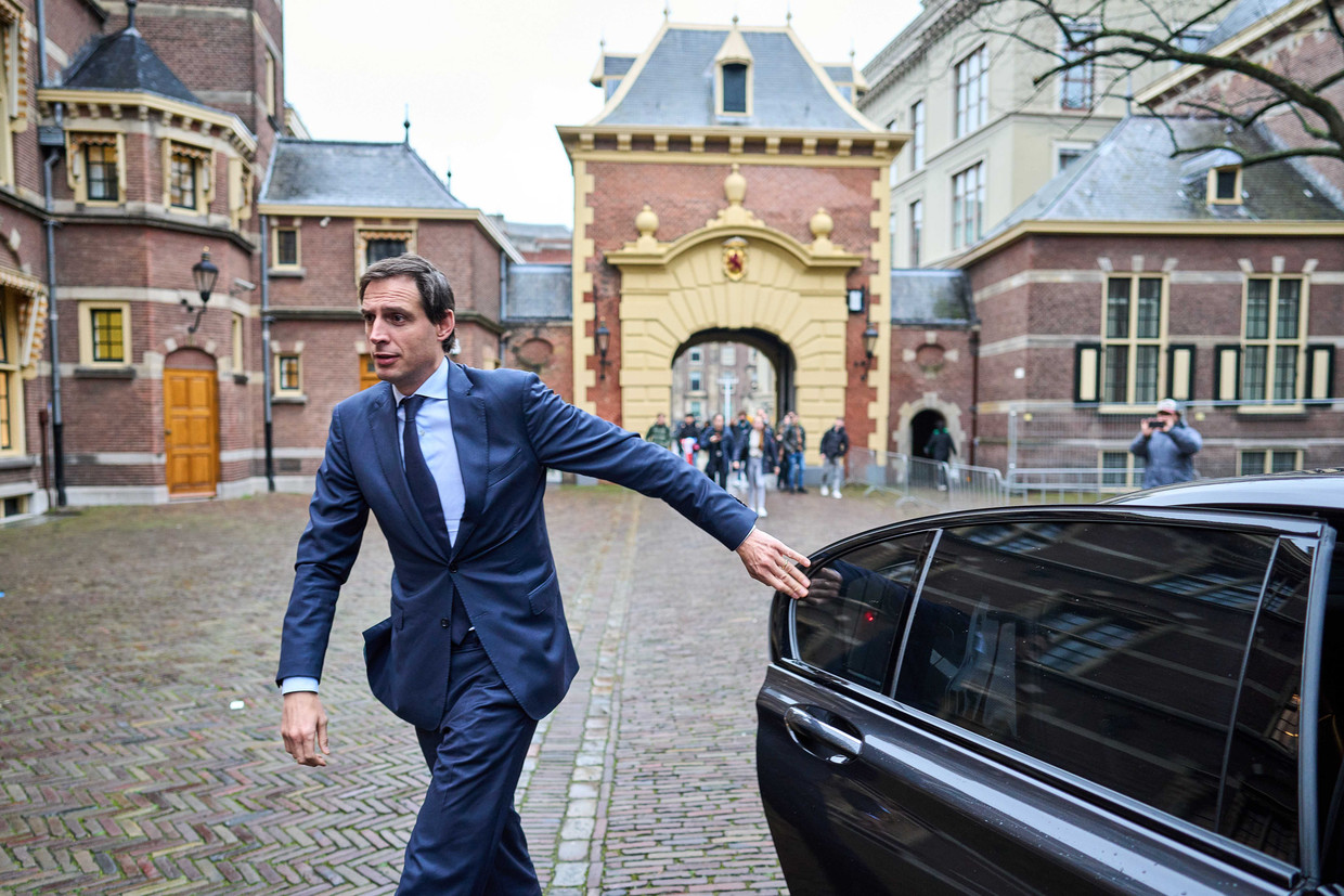 Minister Wopke Hoekstra (CDA) van buitenlandse zaken arriveert op het Binnenhof.