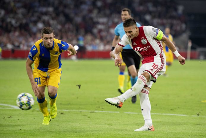 Dusan Tadic schiet op fraaie wijze de 2-0 tegen de touwen.