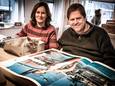 John Geven en zijn vrouw Nicole. Voor hen op tafel ligt een boek van fotograaf Helmut Newton (1920 - 2004), Gevens grote voorbeeld.