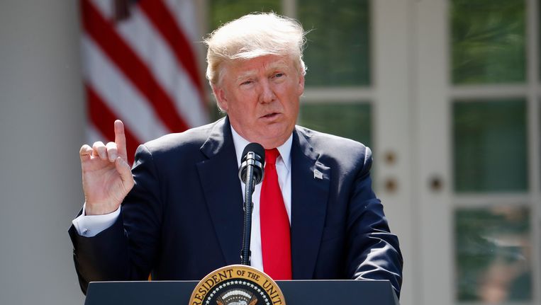 Trump kondigde op 1 juni in de tuin van het Witte Huis aan dat zijn land uit het klimaatakkoord van Parijs zou stappen. Beeld ap