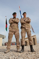Dennis Schotmeijer en Tom Ragbourn als kapitein op missie in Kunduz. „We hopen dat we iets achterlaten waar agenten wat aan hebben.”