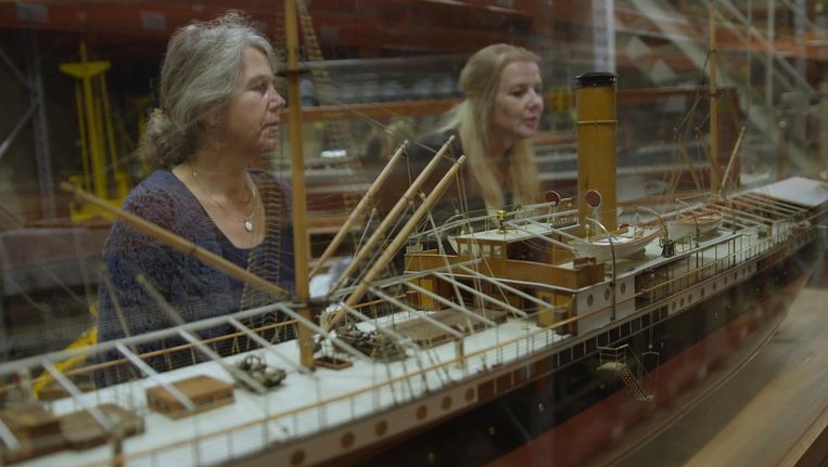 Anouk Hoeksema (rechts) in De ondergang van de Van Imhoff Beeld  
