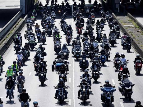 Des milliers de motards manifestent contre le contrôle technique obligatoire à Paris: “C’est du racket”