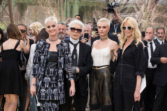 Karl Lagerfeld omringd door enkele van zijn beroemde vrienden: zangeres Katy Perry en de modellen Cara Delevingne en Claudia Schiffer.