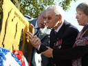 Oud-piloot Ernest Holmes (97) voelt aan het monument dat is onthuld ter nagedachtenis aan de vliegtuigcrash in Vessem die hij als één van de weinigen van de bemanning wist te overleven.