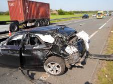 Auto botst tegen vangrail op A67 bij Asten, bestuurder naar ziekenhuis gebracht