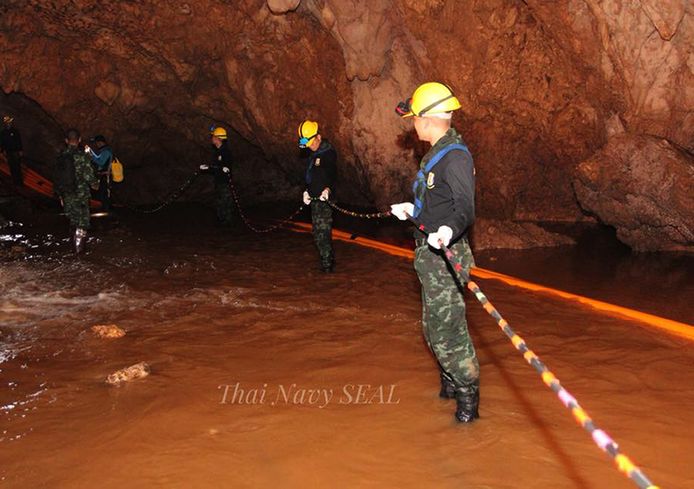 Thaise militairen aan het werk in het grottencomplex tijdens de reddingsoperatie.