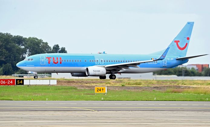 Een vliegtuig van TUI Belgium op de luchthaven van Charleroi.