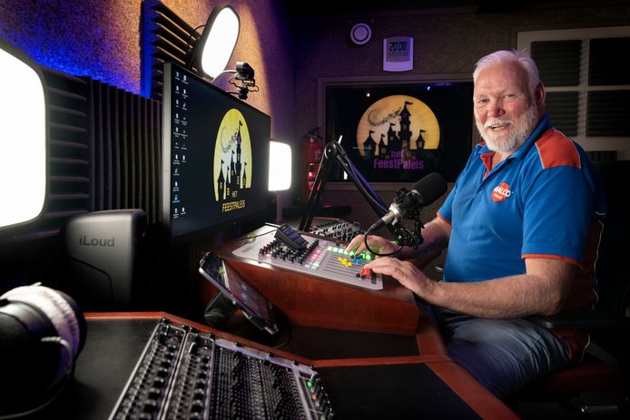 Volkszanger Kees Verlee (alias Johnny Gold) in zijn studio in Almkerk.