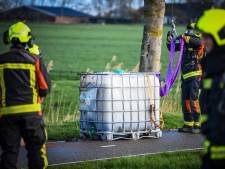 Vaten met vermoedelijk drugsafval gedumpt in regio Alphen, 100 liter vloeistof gelekt 