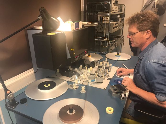 Filmspecialist Lloyd Davies van Het Utrechts Archief probeert de oude geluidsbanden en de filmbanden gelijk te laten lopen.