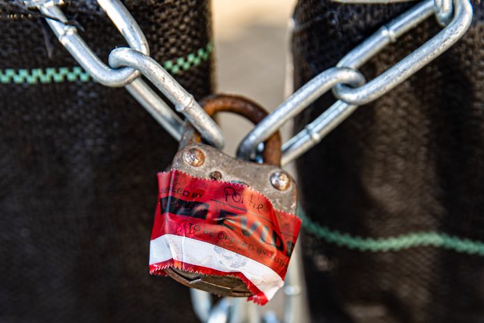 Het pand is afgesloten en verzegeld door de politie.