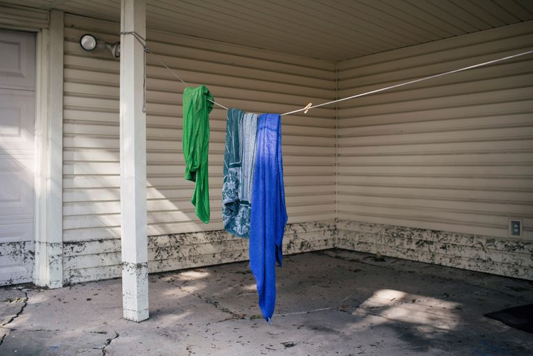 De vloedlijn is duidelijk te zien op een huis in de Meyerland-wijk in Houston. Beeld NYT