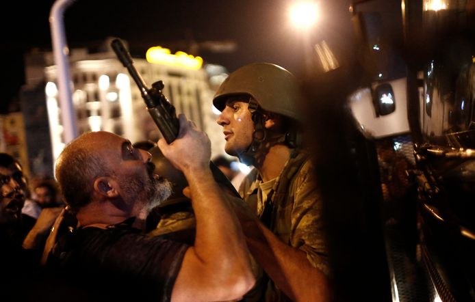 Archiefbeeld: Politieagenten arresteren de militairen die verantwoordelijk zouden zijn voor de mislukte staatsgreep in juli 2016.