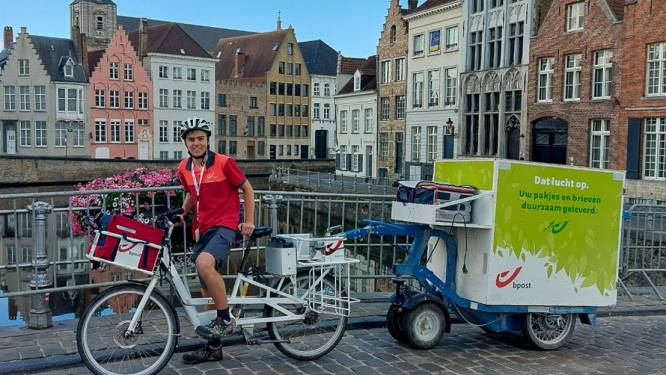 Postbodes rijden met elektrische voertuigen en fietsen door de Brugse binnenstad: “Goed voor het milieu én het verkeer”