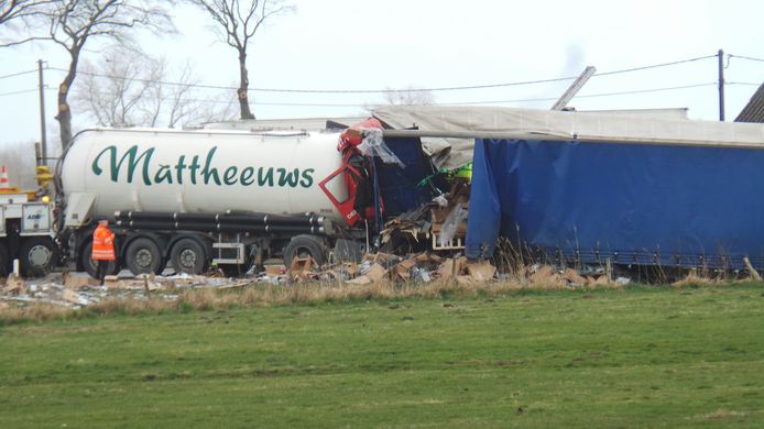 De E40 is volledig versperd ter hoogte van Oostkamp door een nieuw ongeval met twee vrachtwagens.