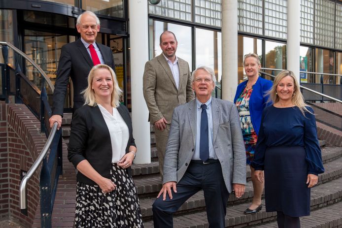 V.l.n.r. burgemeester Cor Lamers, de wethouders Patricia van Aaken, Duncan Ruseler, Marcel Houtkamp en Antoinette Laan en geheel rechts gemeentesecretaris Caroline Bos. Alleen Van Aaken was er als wethouder van de eerste tot de laatste minuut bij.