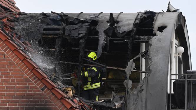 Duits vliegtuigje duikt in dakappartement vlak over de grens: drie doden, meisje (2) gered