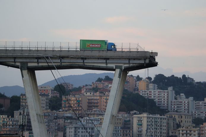 Een eenzame vrachtwagen op 14 augustus 2018 op wat er over is van het Morandi-viaduct.