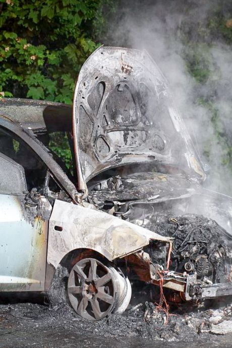 Auto brandt volledig uit op parkeerplaats in Apeldoorn: politie doet onderzoek