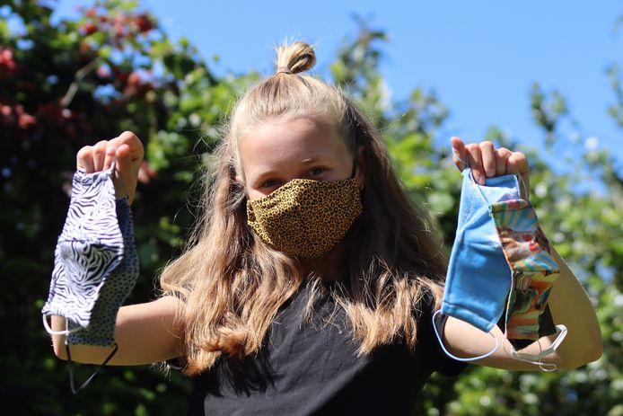 Jules Paauwe showt haar mondkapjes.