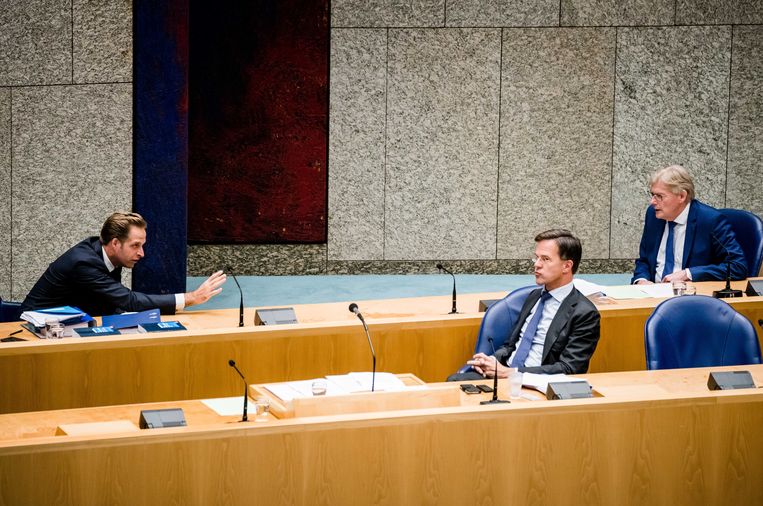 Premier Rutte tijdens een Kamerdebat in april over de conoracrisis, met links minister De Jonge van Volksgezondheid en rechts minister Van Rijn voor Medische Zorg.  Beeld ANP