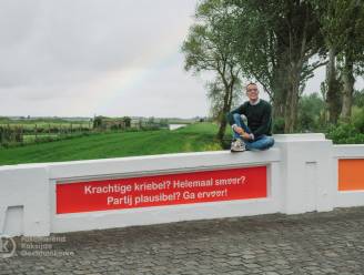 Na de vlag en het zebrapad heeft Koksijde nu ook zijn regenboogbrug