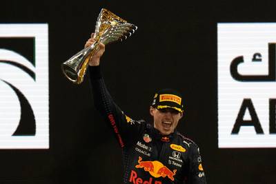 Waanzinnig einde: Max Verstappen is wereldkampioen na historisch duel met Lewis Hamilton in laatste ronde