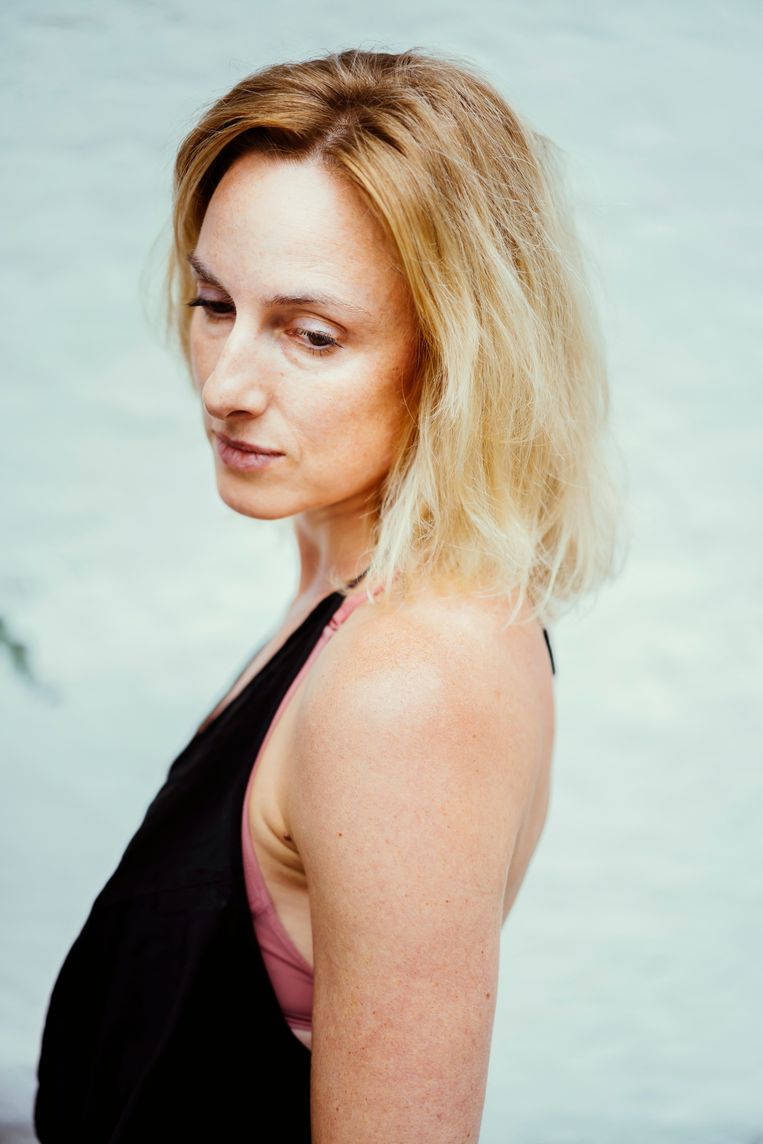 ‘Ik sta nu op de set van een Franse film. we repeteren met plastic kappen over ons hoofd. Je voelt je wat belachelijk zo, maar ik ben blij weer te werken.' Beeld © Stefaan Temmerman