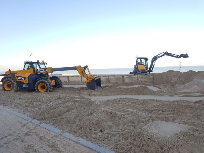Op het strand van Koksijde worden de zandvangers opnieuw vrijgemaakt, zodat ze dit weekend volop opstuivend zand kunnen tegenhouden.