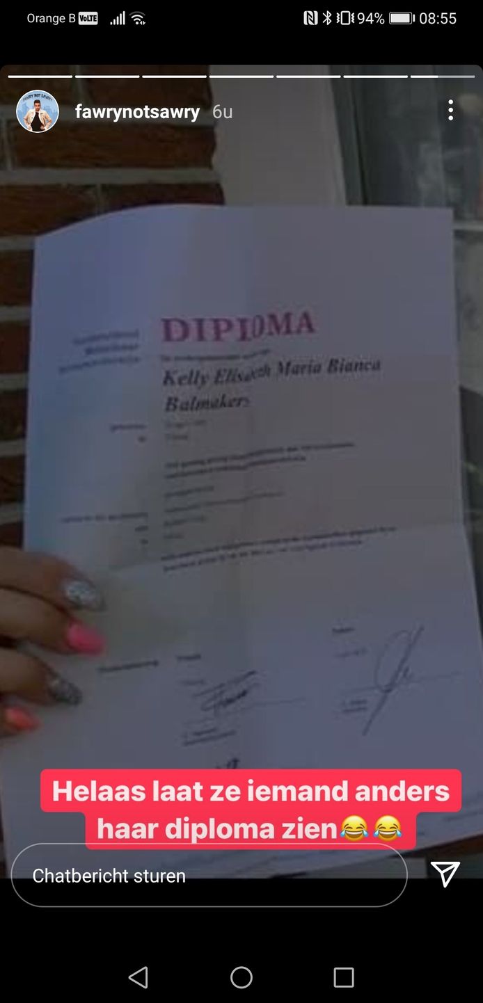 Samantha 'Barbie' de Jong pronkt met 'haar' diploma.