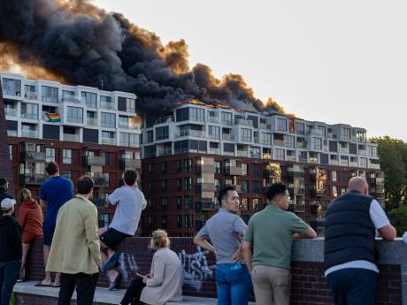 Bewoners geëvacueerd na brand flatgebouw Amsterdam-Oost: ‘Vuur kwam via rooster binnen’