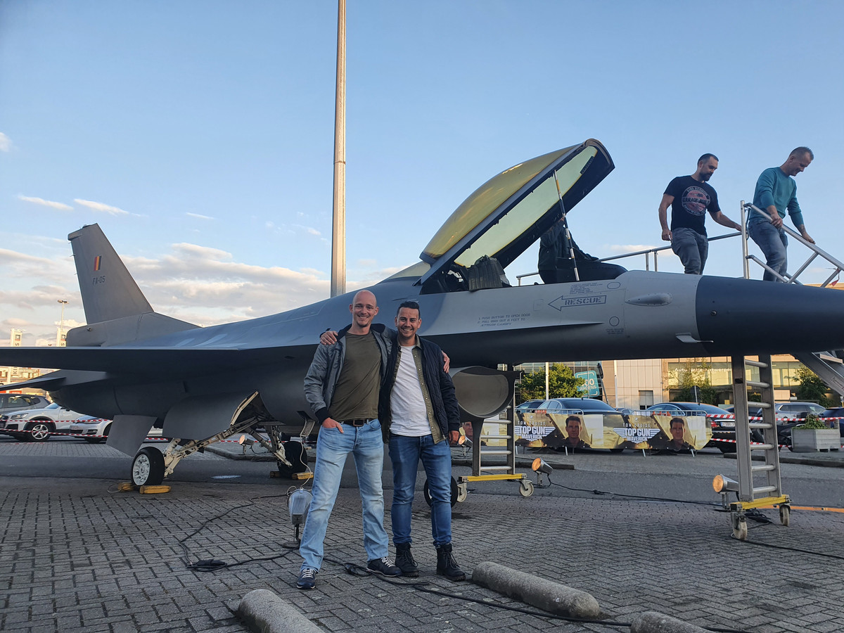 Nederlanders Ricardo en Stephan voor het F 16-vliegtuig op de parking van Kinepolis.