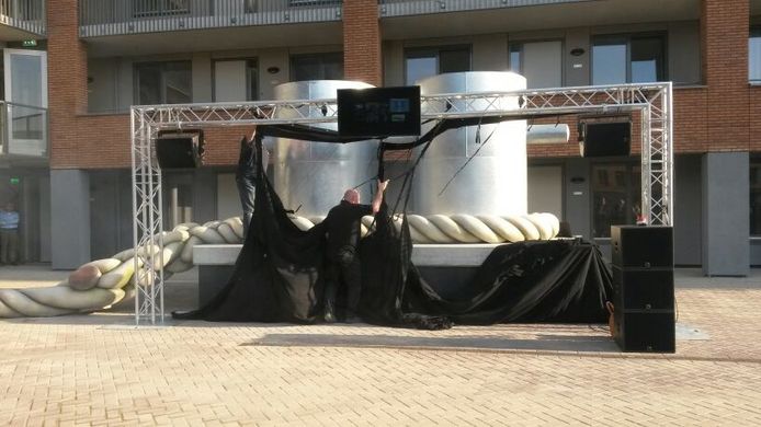 De onthulling van het kunstwerk.