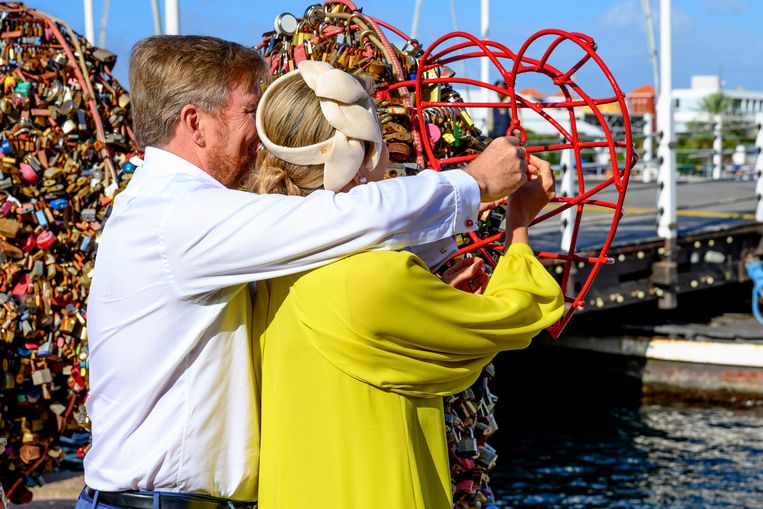 Willem-Alexander en Máxima hangen het slotje samen aan het hart. Beeld Brunopress/Patrick van Emst
